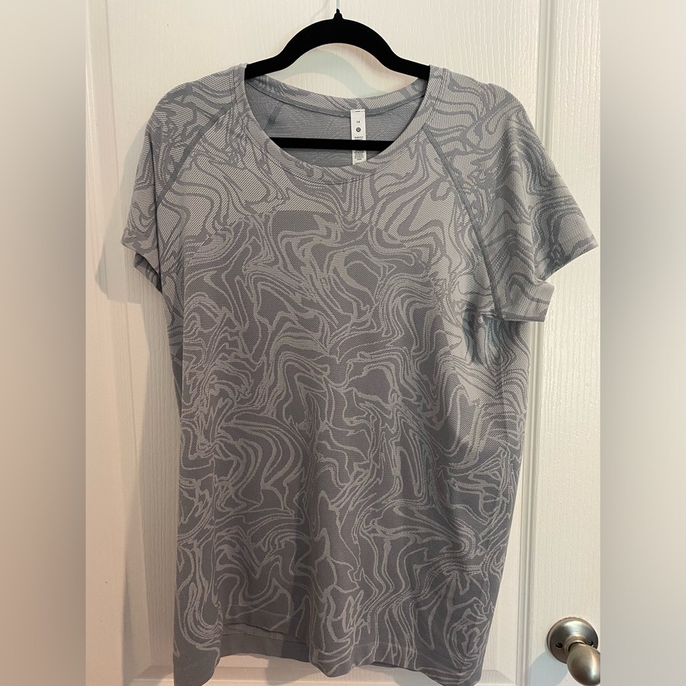 Lululemon Women’s New without tags Short Sleeve Shirt Gray Sz14